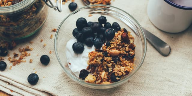 Frukost, en skål med yoghurt och granola